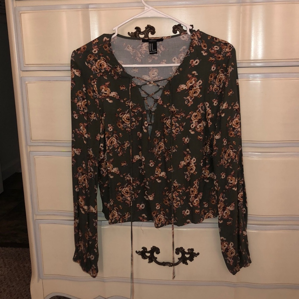 Cropped lace up floral top